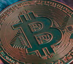 Біткоїн досяг двотижневого мінімуму на тлі зниження апетиту до ризику після обвалу