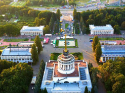 Шкарлет запевняє, що при будівництві президентського університету дерева ВДНГ не постраждають