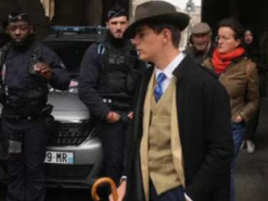 Фото загадкового чоловіка після пограбування у Луврі стало вірусним: що привернуло увагу