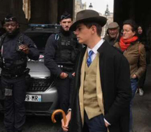 Фото загадкового чоловіка після пограбування у Луврі стало вірусним: що привернуло увагу