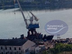 На заводі чф рф у Севастополі ремонтують корабель