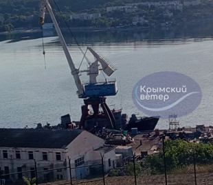 На заводі чф рф у Севастополі ремонтують корабель