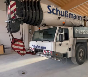 Блогер разогнал 60-тонный автокран до максимальной скорости