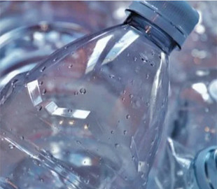 Замість сміття — енергія. Учений створив суперконденсатор із пластикових пляшок