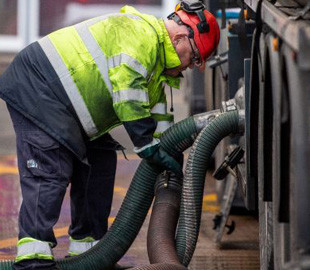 Бензин в Україні за рік подорожчав удвічі. НБУ прогнозує подальше зростання ціни