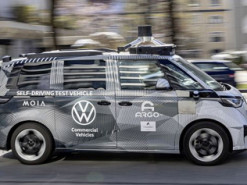 Глава Volkswagen осуществил пробную поездку в автоматическом минивэне ID.Buzz в центре Мюнхена