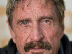 Вдова розробника McAfee Джона Макафі вимагає повторного розтину тіла чоловіка