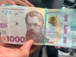В Києві викрили шахрая, який через термінал намагався обміняти пошкоджені банкноти