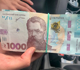 В Києві викрили шахрая, який через термінал намагався обміняти пошкоджені банкноти