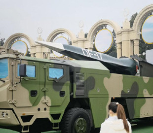 Китай показав гіперзвукову ракету DF-17: чому вона становить загрозу для США