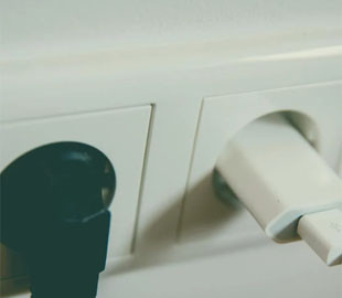 Що буде, якщо ніколи не виймати зарядку з розетки: відповідь електриків