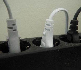 Названо 12 приладів, які заборонено вмикати у подовжувач