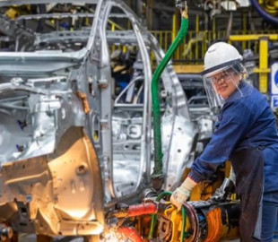 General Motors приостановила производство автомобилей в США из-за дефицита микросхем