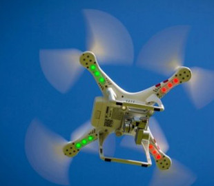 В Австралии разработан «пандемический дрон», способный найти заболевшего в толпе людей