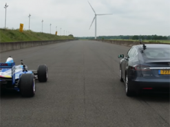 Серійна Tesla Model S і спортивний болід Benetton F1 влаштували перегони на швидкість