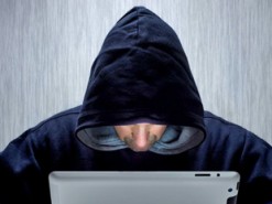 Чоловік прикинувся неповнолітньою і викрив педофіла в мережі