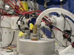 Винахідник створив генератор, що перетворює пластикові відходи на електрику