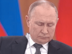 Скаржився на втому та задишку: Путін заснув під час наради