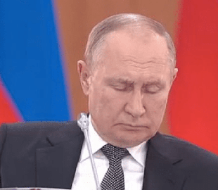 Скаржився на втому та задишку: Путін заснув під час наради