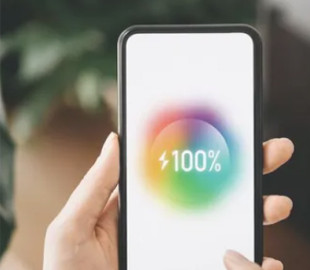 Смартфон можна залишати на зарядці після 100%: що насправді шкодить батареї