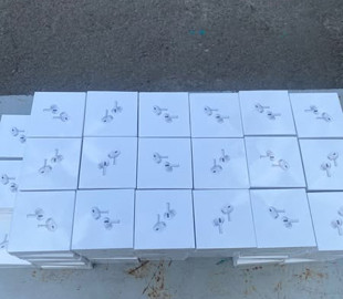 На кордоні у жінки виявили контрабандні Apple AirPods