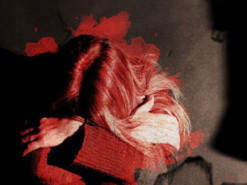 Присилав порно-картинки та облив кислотою: на Хмельниччині засудили батька, який знущався з доньки