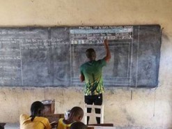 Африканскому учителю, который рисовал Microsoft Word на доске, прислали компьютеры