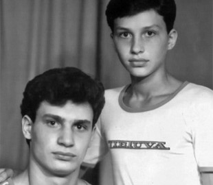 Владимир Кличко после записи в бригаду обороны Киева показал ретро-фото с братом