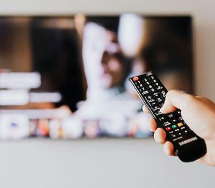 Чому телевізор показує синій екран і як це виправити