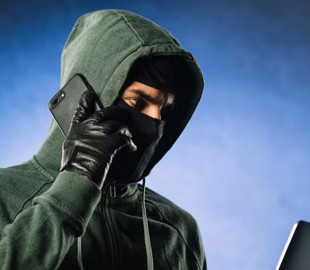 Шахраї представилися "працівниками банку" та викрали у жінки 100 тисяч гривень