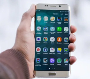 90% людей не знають цього: справжня функція маленьких отворів у телефоні вас здивує