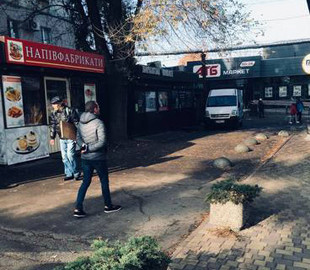 Кидався на людей з палицею: у Дніпрі біля супермаркету АТБ неадекват забирав їжу у військового