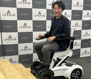 У Японії представлять інвалідний візок, який може пересуватися сходами