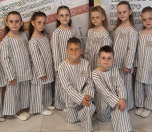 У Білорусі відзначилися "патріотичним" танцем дітей у тюремних робах