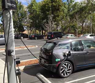 В Германии из-за электромобилей предрекли увольнение десятков тысяч занятых в автопроме