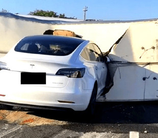 Электрокары Tesla с автопилотом стали участниками 273 аварий