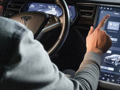 Очередные проблемы с автомобилями Tesla - экран гаснет сам по себе