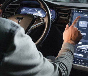 Очередные проблемы с автомобилями Tesla - экран гаснет сам по себе