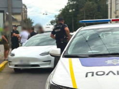 Поліція знайшла молодиків, які для відео "світили" макетом автомата з вікна Tesla