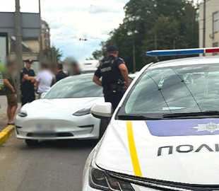 Поліція знайшла молодиків, які для відео "світили" макетом автомата з вікна Tesla