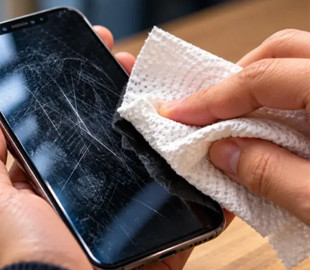 Чому не можна протирати екран смартфона футболкою чи паперовими серветками