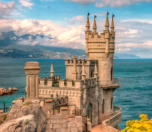 Забирают телефон и отправляют в военкомат: в Крыму оккупанты начали забирать молодежь на войну