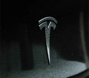 Tesla виграла суд у жінки, яка звинуватила компанію в несправності машини