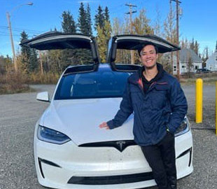 Ентузіаст перетворив Tesla Model X на будинок на колесах