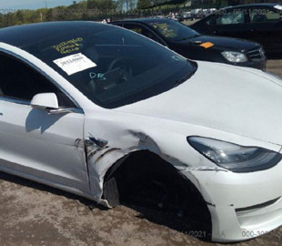 Tesla встановлювала в нові авто дефектні деталі та змушувала клієнтів платити за ремонт