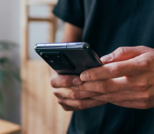 Чи потрібно вручну закривати застосунки на Android та iOS