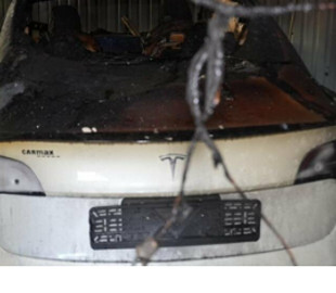 Tesla згоріла на станції техобслуговування в Одесі: рятувальники ліквідували пожежу