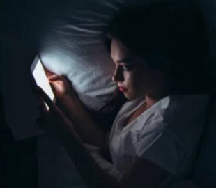 Чи потрібно вимикати смартфон на ніч: міфи і правда