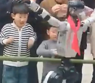 Робот з ШІ вийшов з-під контролю: танцювальне шоу в Китаї закінчилося катастрофою