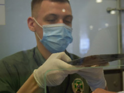 У київських аеропортах прикордонники виявили вже 723 підроблених COVID-сертифікати